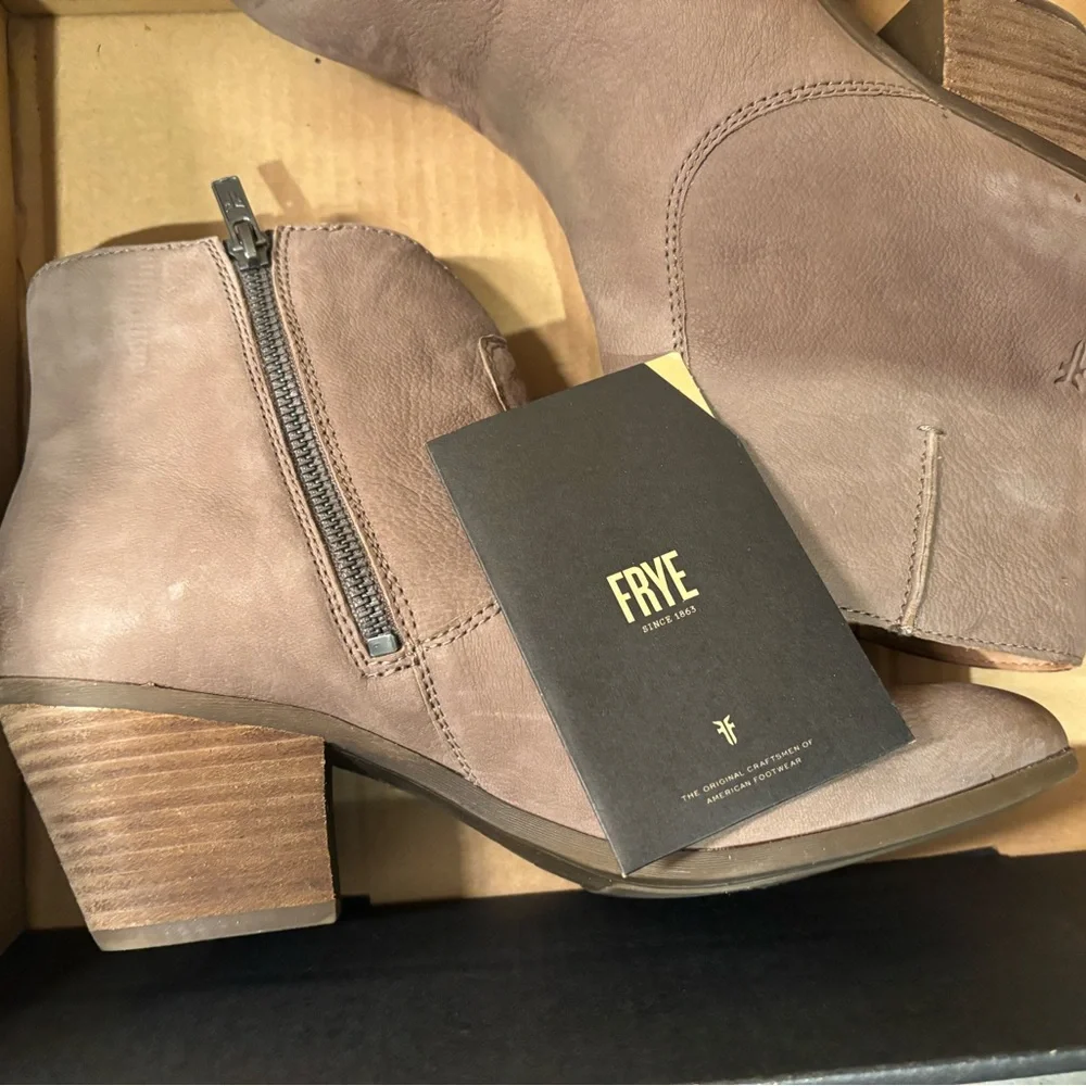 Frye Tan Heeled Boots with Western Silhouette - Picture 7 of 7